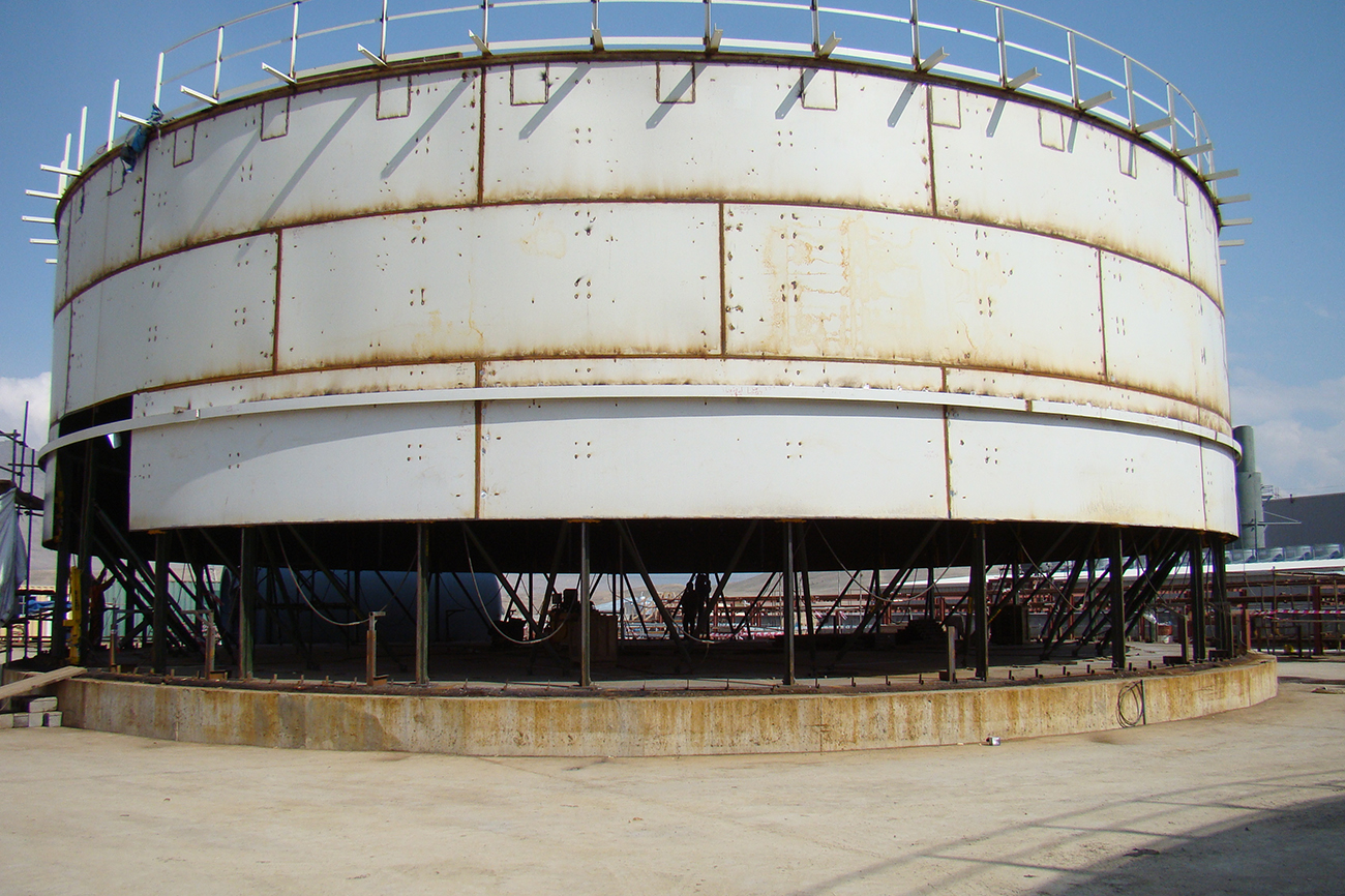 Liquid bulk steel storage tanks